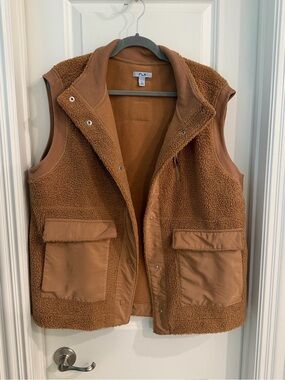 Oversized fleece vest
